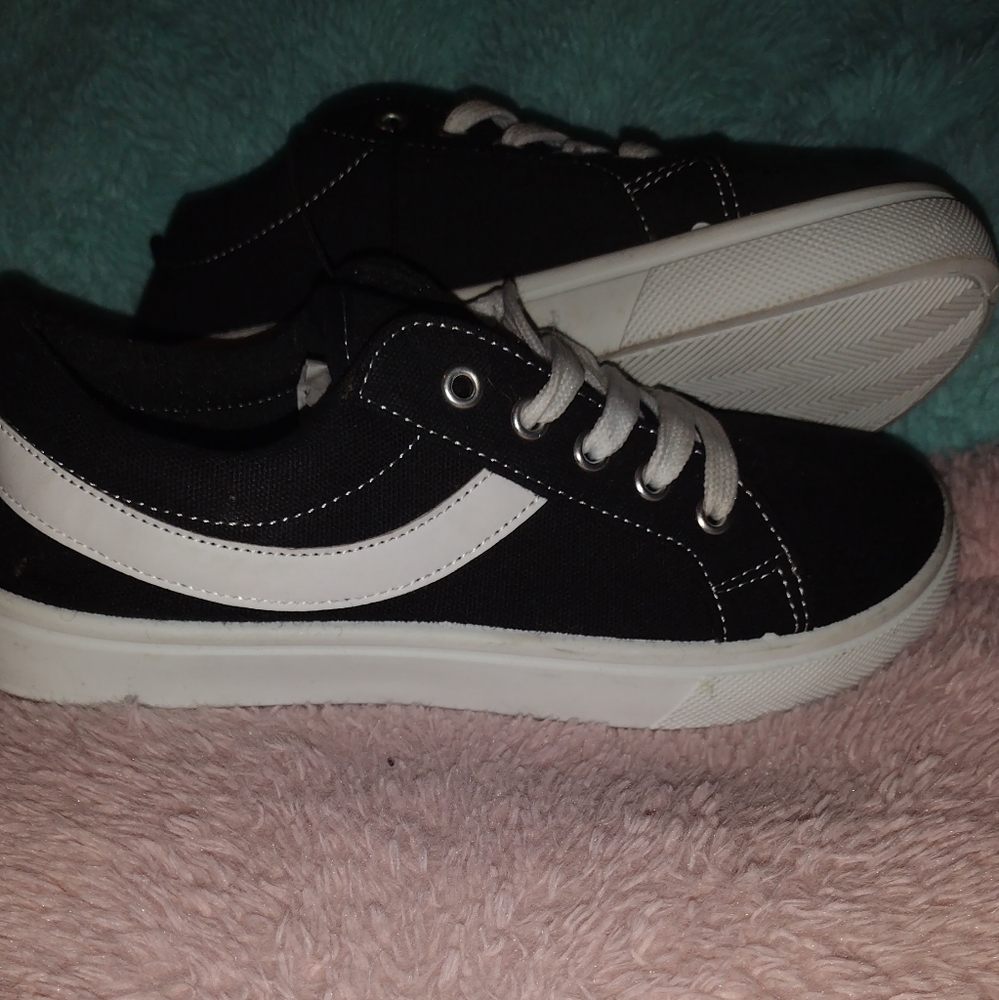 🌻5/$10 Boys skate shoes